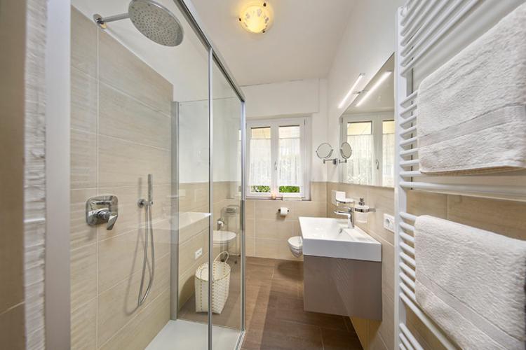 Bagno con luce diurna e doccia - appartamento Merano