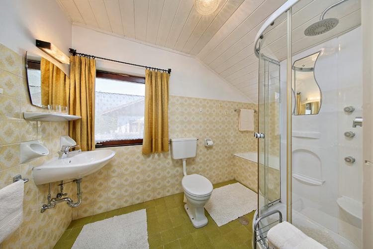 Daylight bathroom with massage shower - second floor apartment