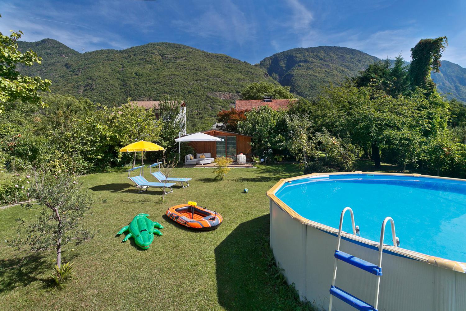 Schwimmbad inmitten von Obstbäumen - Appartements Wiesengrund