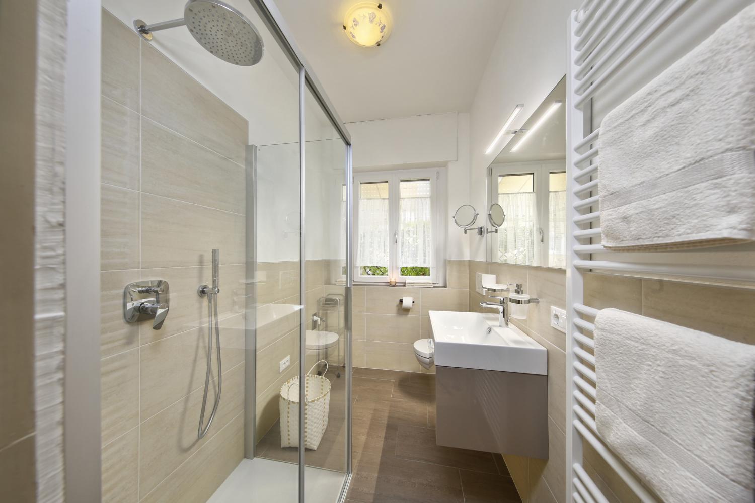 Bagno con finestra e doccia - appartamento Merano